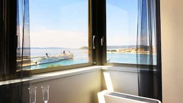 Deluxe Double Room, Sea View | 1 bedroom, premium bedding, minibar, in-room safe