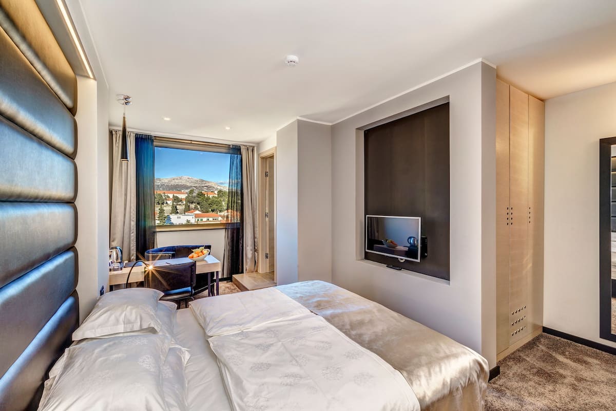 Habitación doble superior, vista a la ciudad | 1 habitación, ropa de cama de alta calidad y minibar