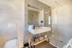 Shower, rainfall showerhead, free toiletries, hair dryer - The View Luxury Rooms (Split)