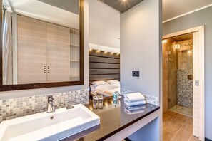 シャワー、レインフォールシャワー、バスアメニティ (無料)、ヘアドライヤー