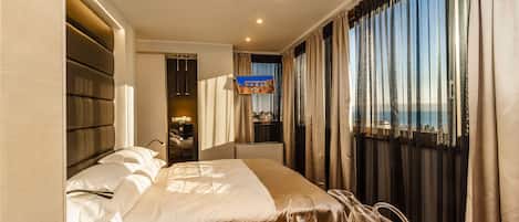 Suite Deluxe | Ropa de cama de alta calidad, minibar, caja fuerte y escritorio