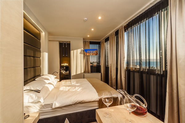 Deluxe Suite | Premium bedding, minibar, in-room safe, desk