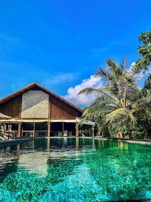 Außenpool, Sonnenschirme, Liegestühle