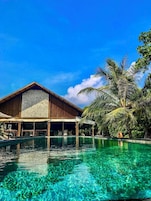 Piscina externa, guarda-sóis, espreguiçadeiras