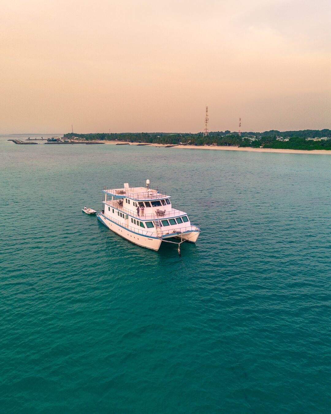 3 bars/lounges, wine bar