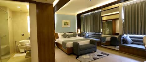 Minibar, caja fuerte, decoración individual y escritorio