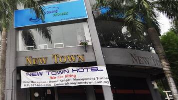 Vista frontal de la propiedad