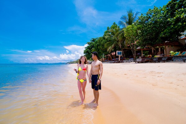 Private beach, white sand, sun loungers, beach umbrellas - Kim Hoa Resort (Phu Quoc)