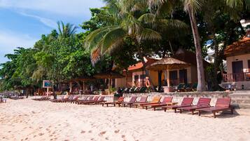 Bungalow, ved strandkanten | Strand | Privat strand, hvit sand, solsenger og parasoller