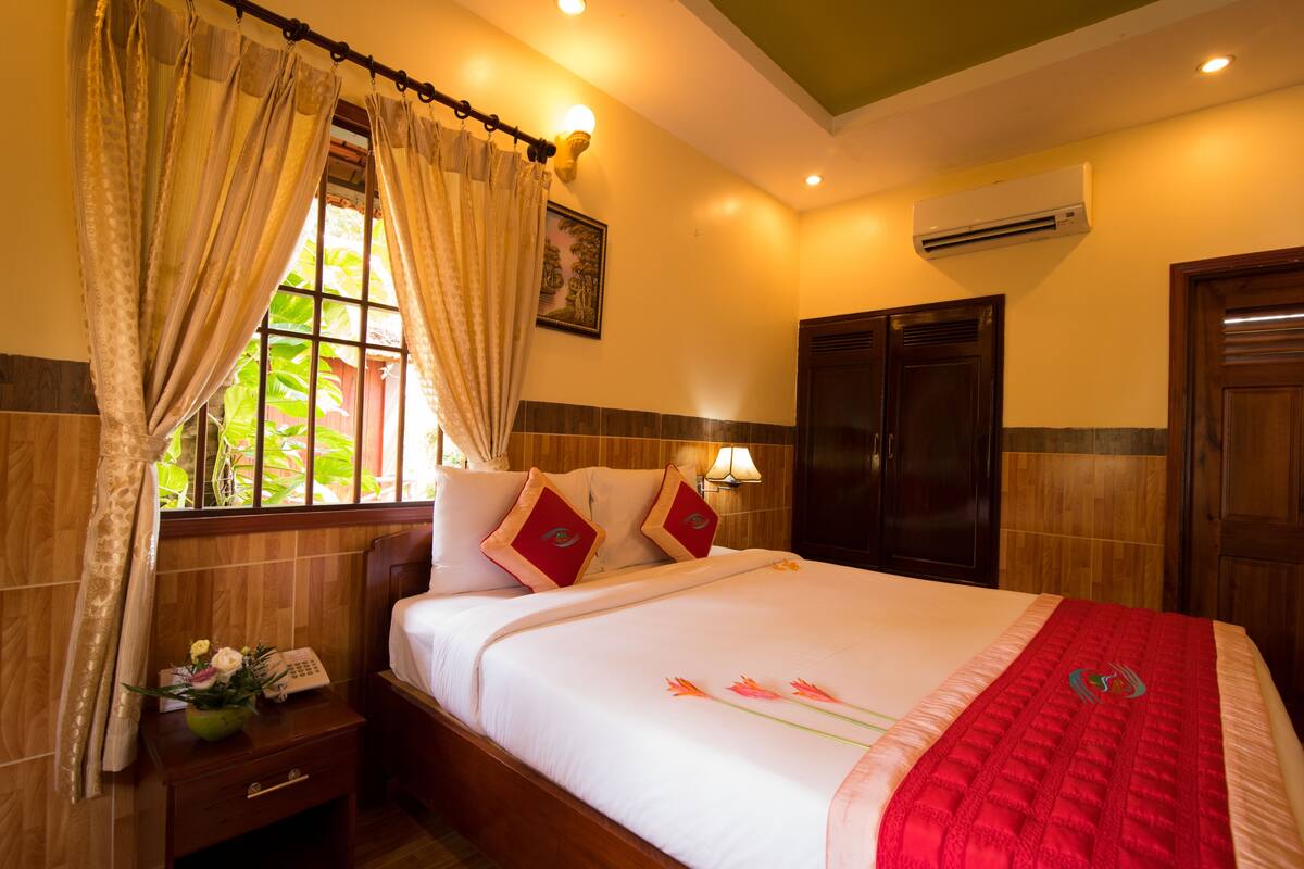 Minibar, desk, free WiFi, bed sheets