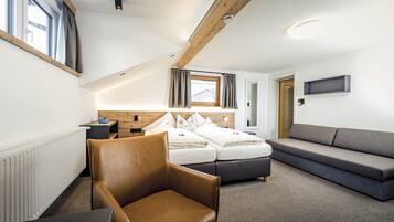 Comfort Triple Room, Private Bathroom | Bathroom | Shower, free toiletries, hair dryer, towels