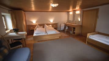 Traditional-Dreibettzimmer, Gemeinschaftsbad | Daunenbettdecken, Zimmersafe, kostenloses WLAN, Bettwäsche