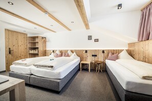 Comfort Triple Room, Private Bathroom | Down comforters, in-room safe, free WiFi, bed sheets - Pension der Steinbock - Das Bauernhaus (Sankt Anton am Arlberg)