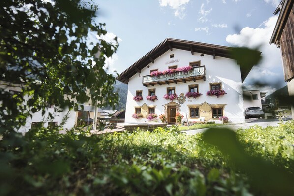Front of property - Pension der Steinbock - Das Bauernhaus (Sankt Anton am Arlberg)