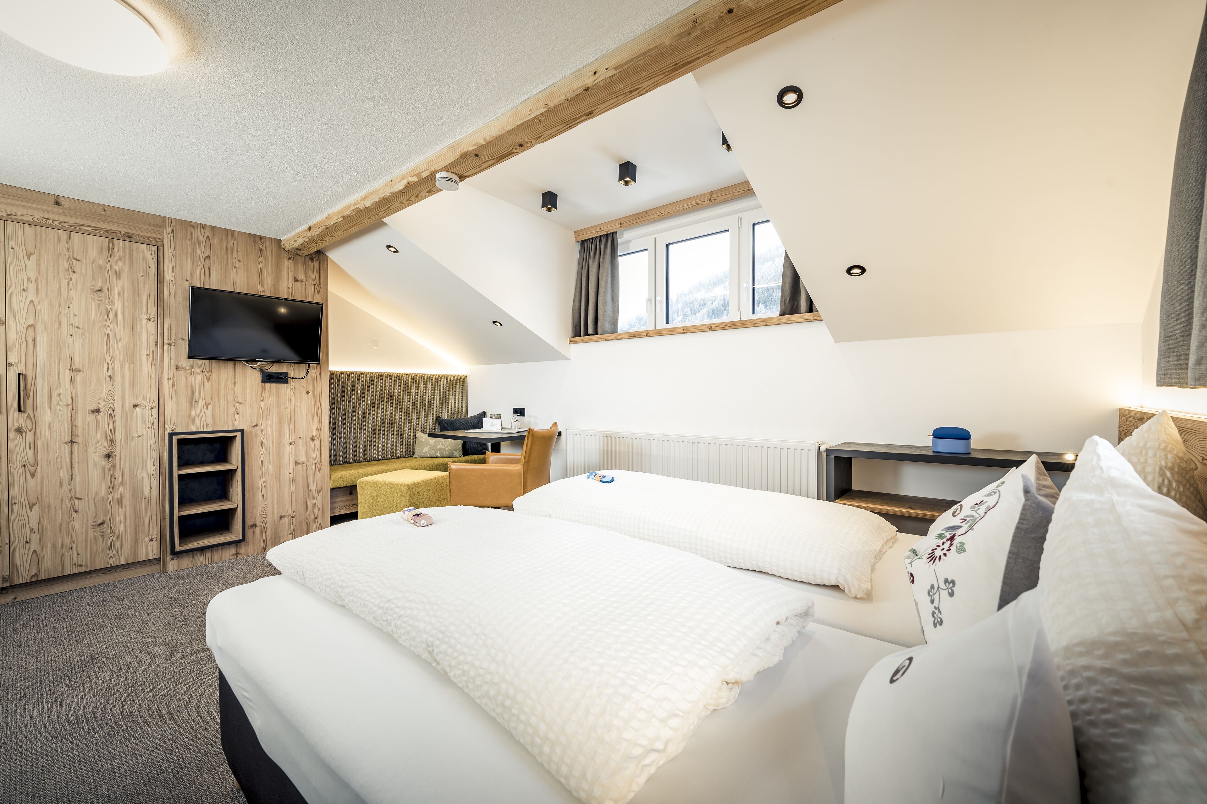 comfort triple room, private bathroom | down duvets, in-room safe, free wifi, bed sheets