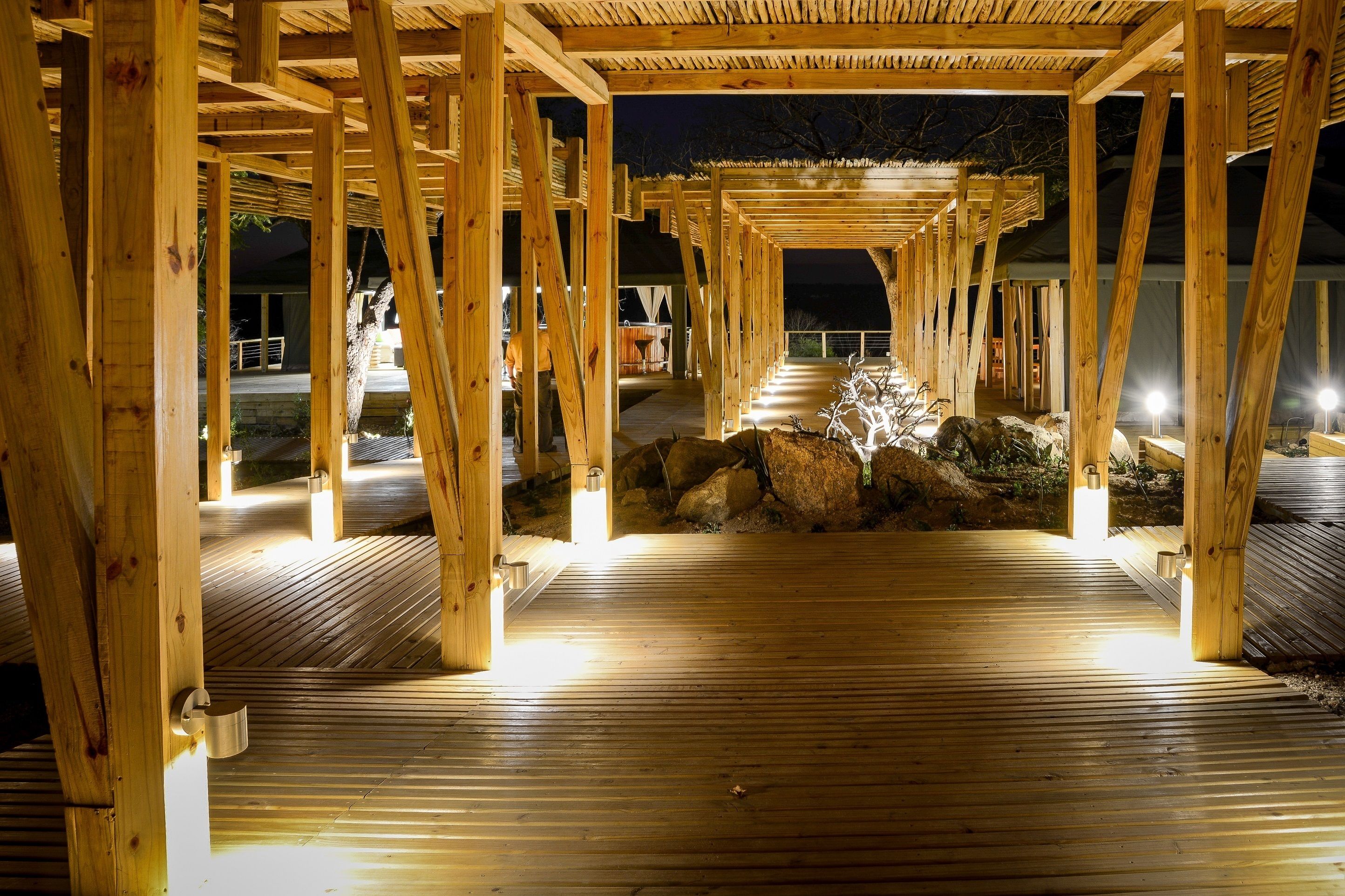 Vista frontal de la propiedad por la tarde o noche