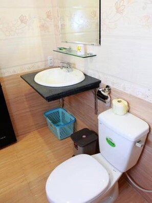 Dusche, kostenlose Toilettenartikel, Haartrockner, Handtücher