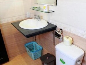 Shower, free toiletries, hair dryer, towels - Phi Long Hotel (Nha Trang)