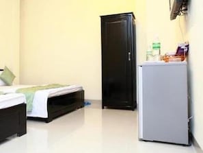 Minibar, desk, blackout drapes, free WiFi - Phi Long Hotel (Nha Trang)