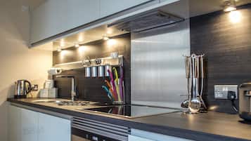 Apartamento, 1 quarto | Cozinha privada | Geladeira grande, micro-ondas, cooktop, lava-louças