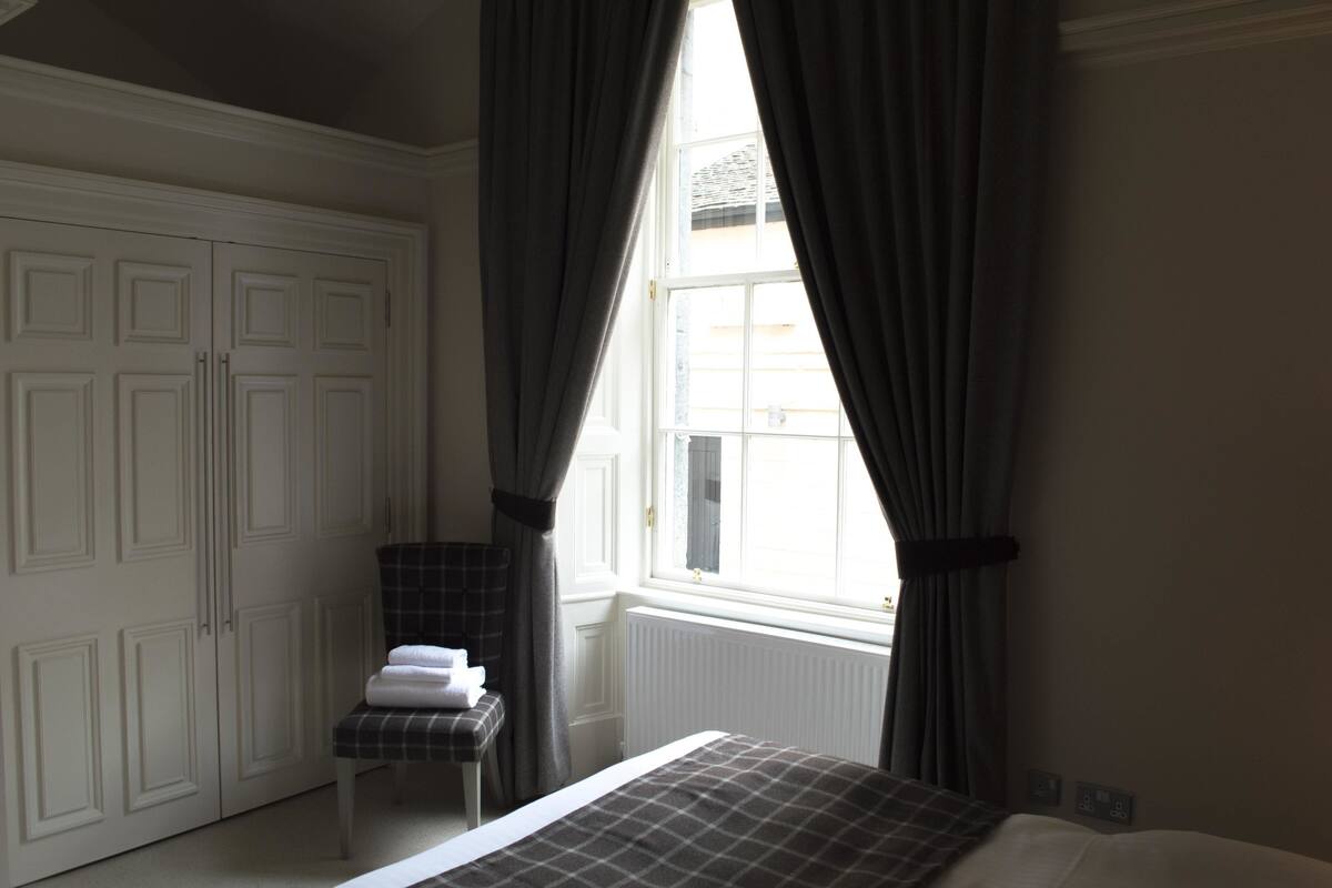 In-room safe, desk, soundproofing, iron/ironing board