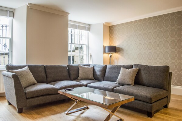 Huoneisto, 2 makuuhuonetta (2 Bathrooms) | Oleskelualue | LCD-televisio, DVD-soitin