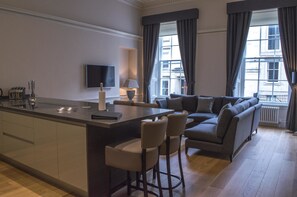 In-room safe, desk, soundproofing, iron/ironing board - Dreamhouse at Blythswood Apartments Glasgow (Glasgow)