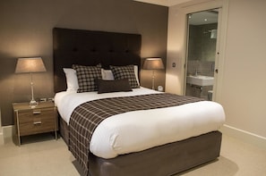In-room safe, desk, soundproofing, iron/ironing board - Dreamhouse at Blythswood Apartments Glasgow (Glasgow)