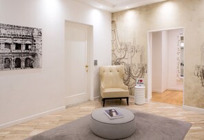 Lobby sitting area - Via Del Corso Home (Rome)