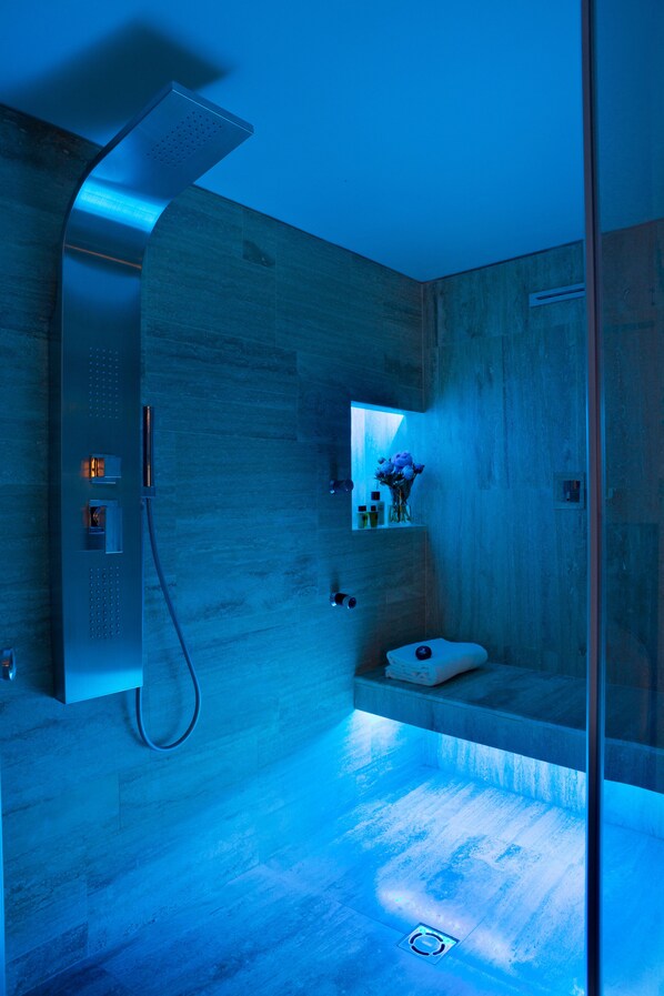 Shower, hair dryer, towels - Via Del Corso Home (Rome)