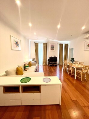 Executive Apartment, City View | Living area | 28-inch TV with digital channels - Via Del Corso Home (Rome)