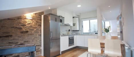 Penthouse, 1 Schlafzimmer, Stadtblick (Galo - Attic) | Eigene Küche | Großer Kühlschrank, Mikrowelle, Ofen, Geschirrspüler