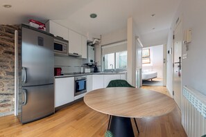 Kattohuoneisto, 1 makuuhuone, kaupunkinäköala (Galo - Attic) | Yksityinen keittiö | Täysikokoinen jääkaappi, mikroaaltouuni, uuni, astianpesukone