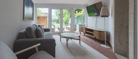 Appartement, 2 slaapkamers (Galo - Private Garden) | Woonruimte | Een 32-inch plasmatelevisie met digitale zenders en een televisie