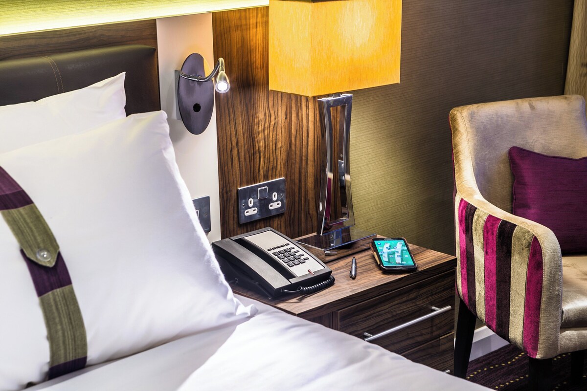 Standard Room | In-room safe, desk, laptop workspace, soundproofing