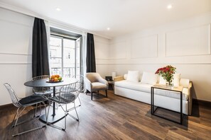 Studio, 1 Bedroom, City View (2) | Living area