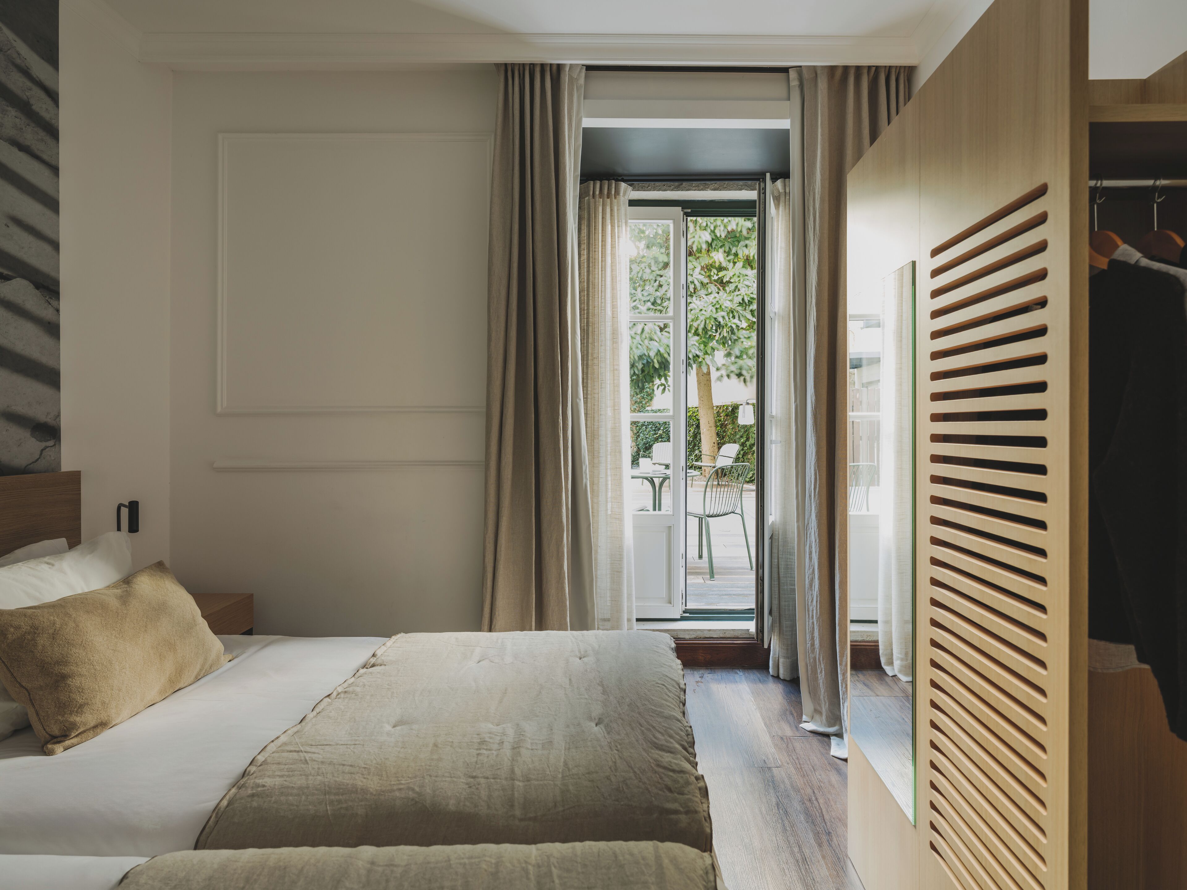 Leilighet | Skrivebord for bærbar PC, blendingsgardiner og lydisolert