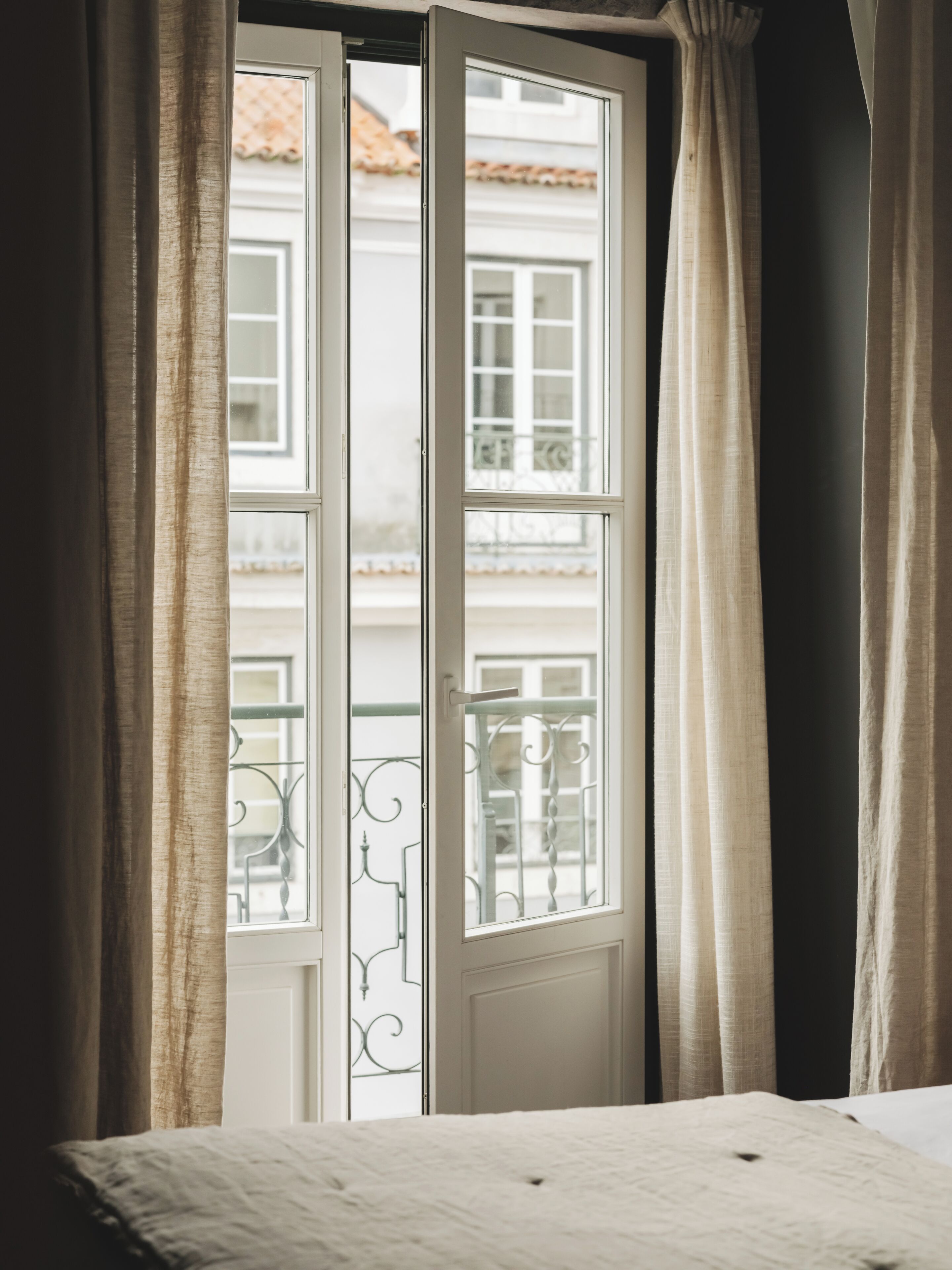 Estudio | Espacio para trabajar con laptop, cortinas blackout y insonorización 