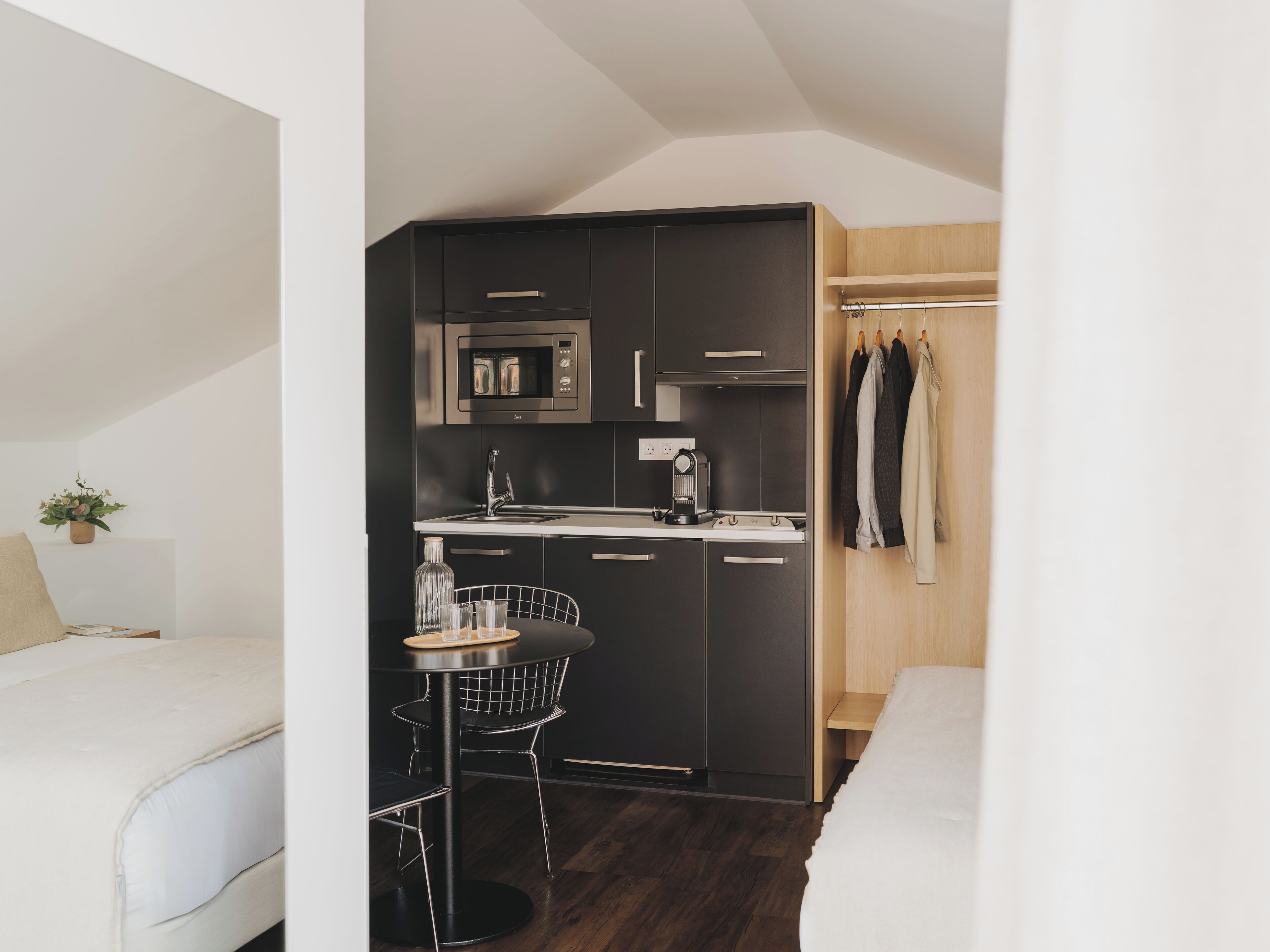 Estudio, 1 habitación, vista a la ciudad (2) | Cocina privada | Refrigerador, microondas, parrilla de estufa y cafetera de espresso 