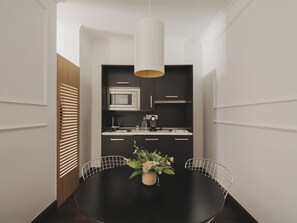 Departamento | Cocina privada | Refrigerador, microondas, parrilla de estufa y cafetera de espresso 