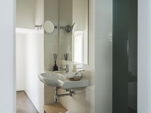 Studio | Bad | Dusj, toalettartikler (inkludert), hårføner og håndklær