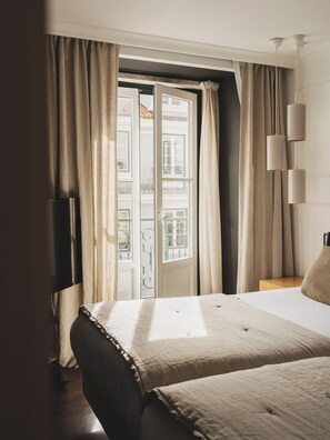 Studio | Skrivebord for bærbar PC, blendingsgardiner og lydisolert