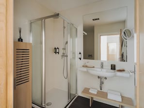 Premium-lejlighed (Patio) | Badeværelse | Bruser, gratis toiletartikler, hårtørrer, håndklæder
