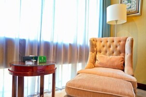 迷你吧、客房内保险箱、闹钟