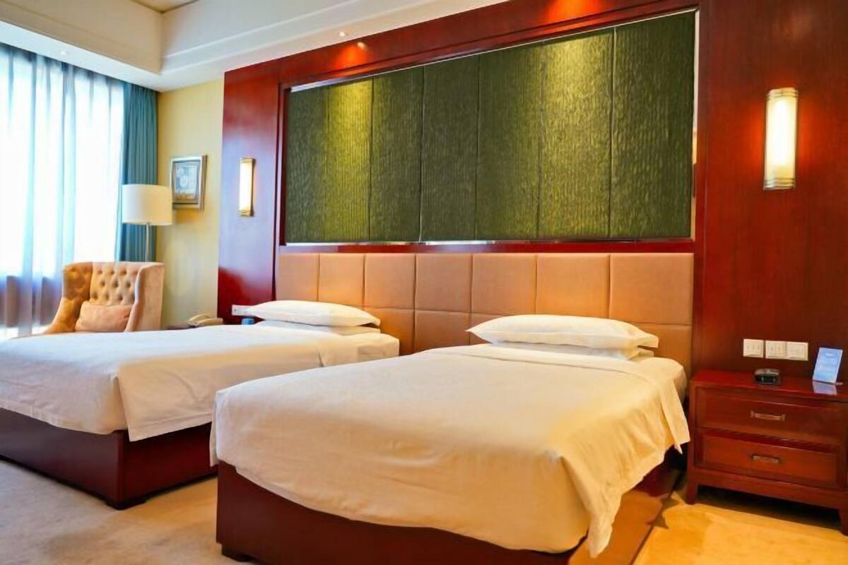 Minibar, in-room safe, alarm clocks