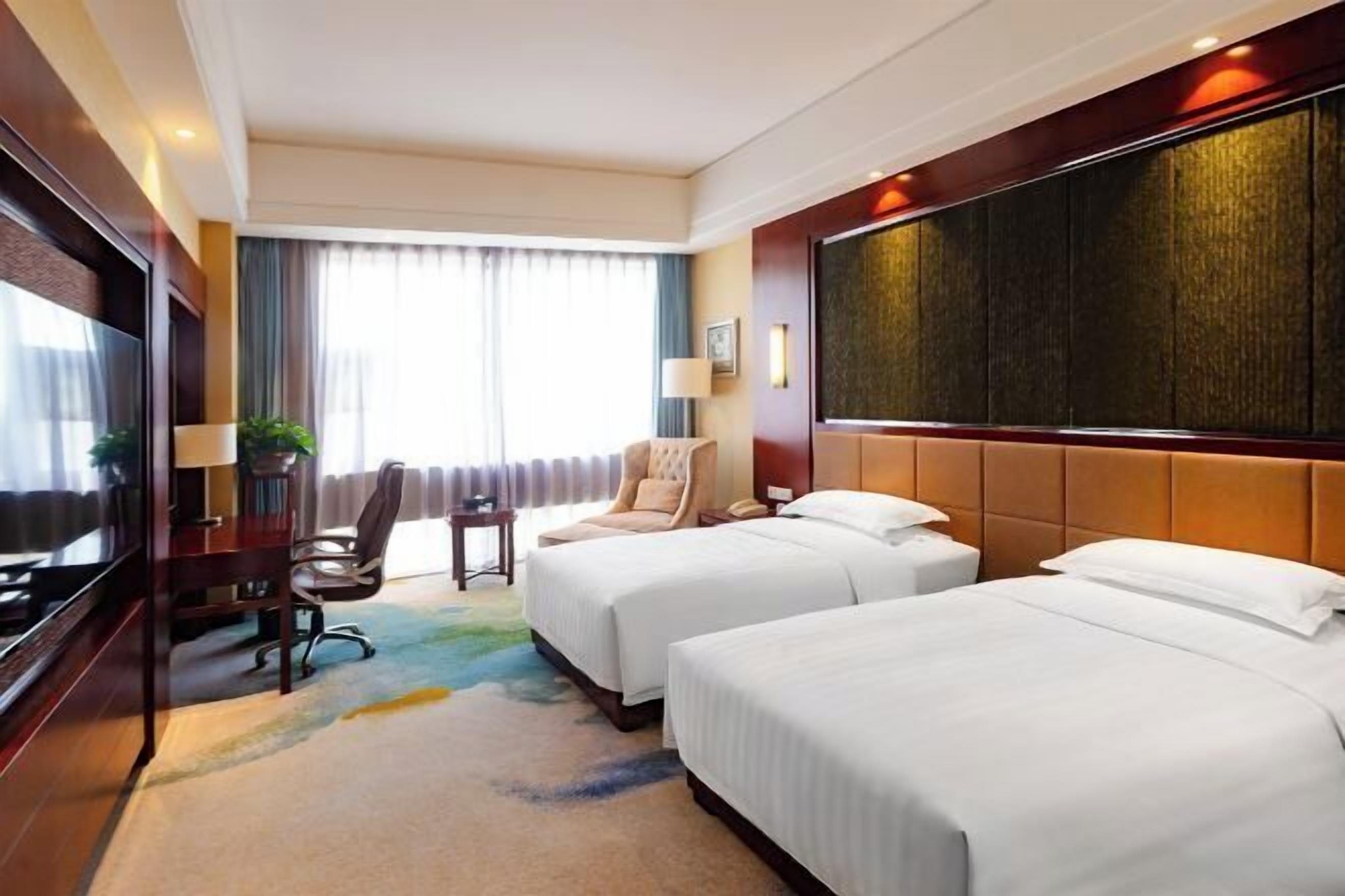 ميني بار وخزنة داخل الغرفة ومُنبهات