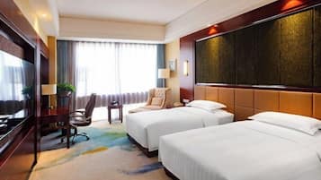 ميني بار وخزنة داخل الغرفة ومُنبهات