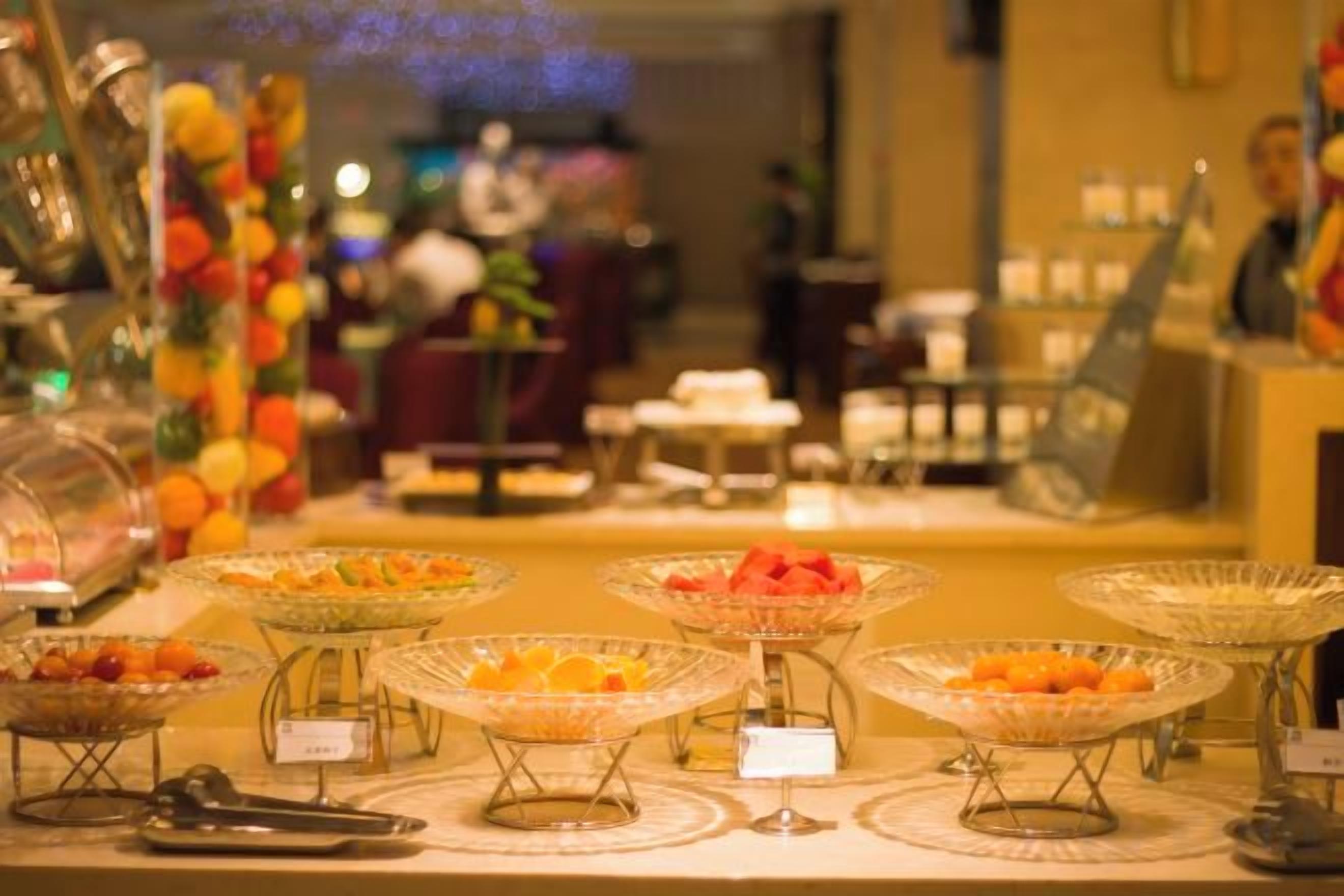 Een buffet met diverse gerechten.