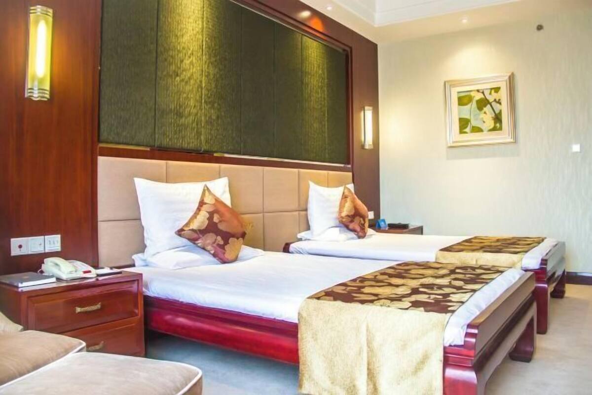 Minibar, in-room safe, alarm clocks