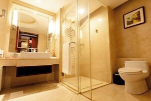 Minibar, caja de seguridad en la habitación y despertador 